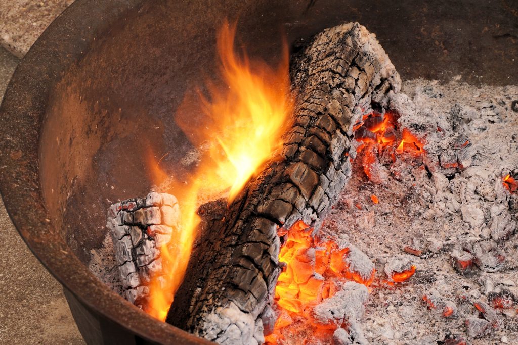 hwo to use wood logs for smoking meat
