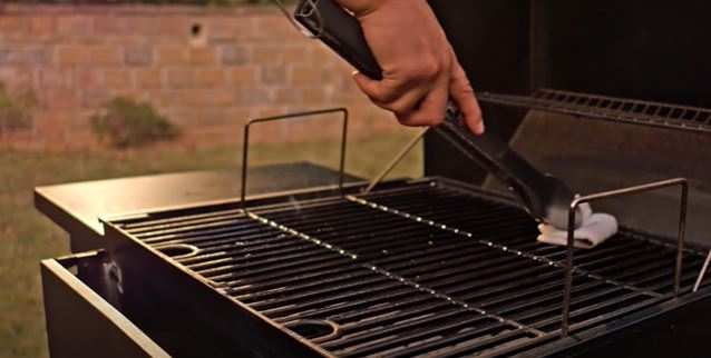 cleaning-charcoal-grill-grates