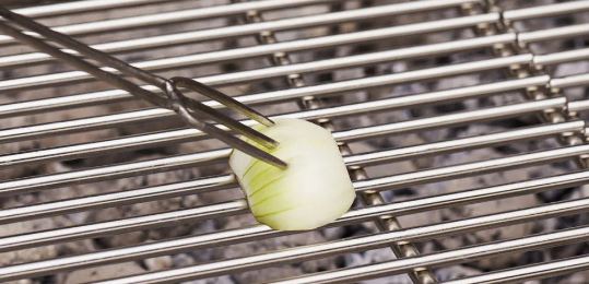 cleaning-grill-using-onion