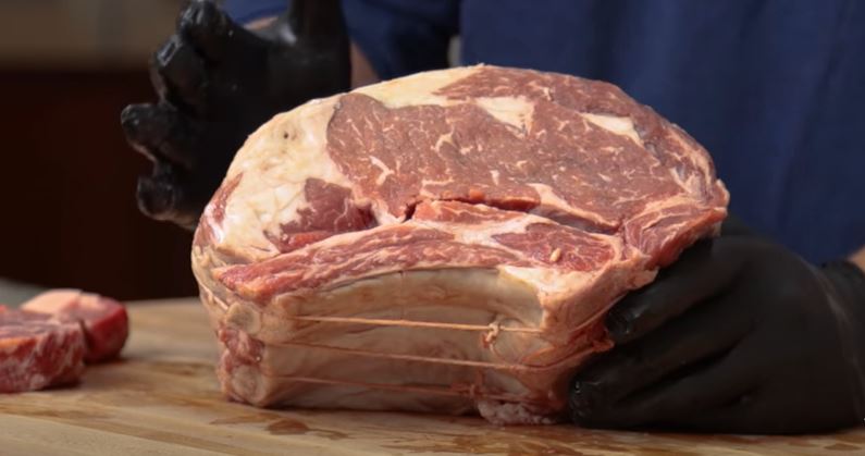 Prime-Rib-vs-Ribeye-Steak-vs-Tomahawk-Steak